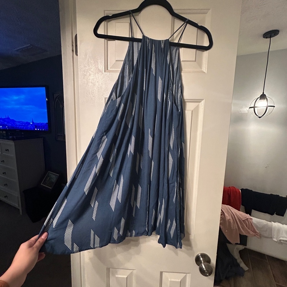 Elegant Blue Patterned Dress - Picture 2 of 5